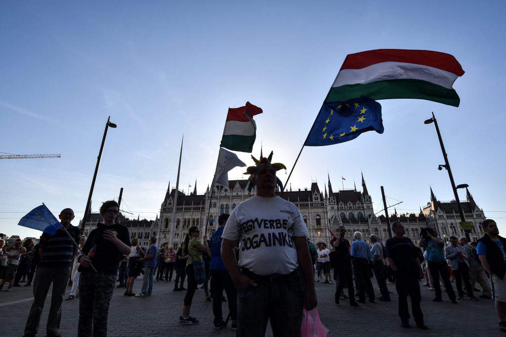 ブダペストでデモクラシーに抗議するデモ隊