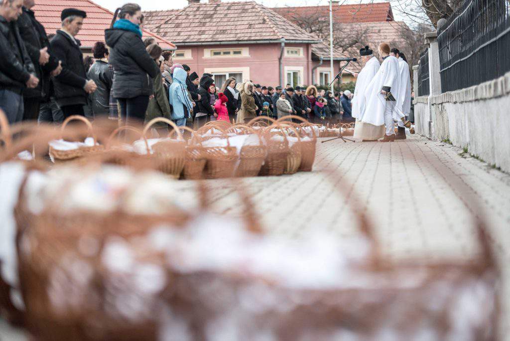 Csíkszépvíz, Ținutul Secuiesc – Sfințirea hranei, foto: MTI