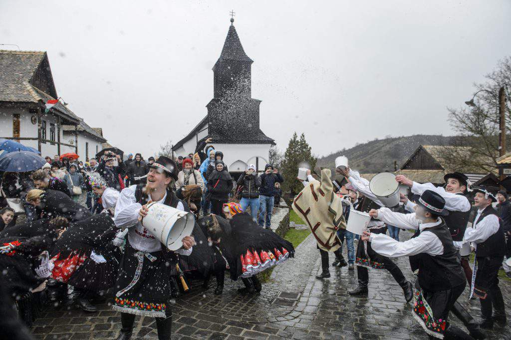 匈牙利Hollókő – 传统复活节，照片：MTI