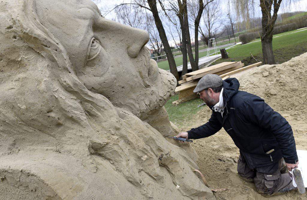 फ़ेरेन्क मोनोस्टोरी द्वारा रेत से बनी यीशु मसीह की मूर्ति