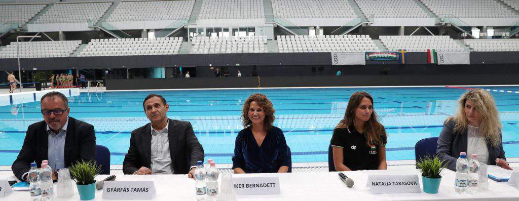 synchronised artistic swimming