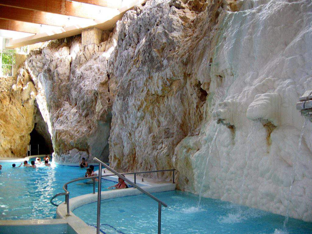Baño de la cueva Miskolctapolca Barlangfürdő