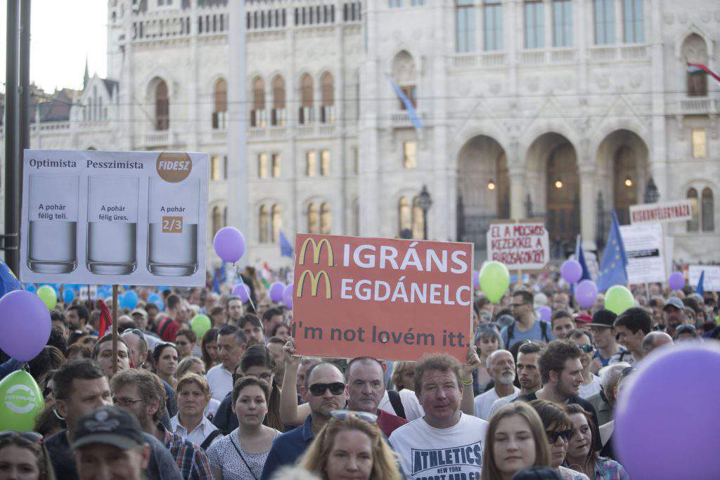 Manifestantes protestan por la democracia en Budapest, foto: Balázs Béli