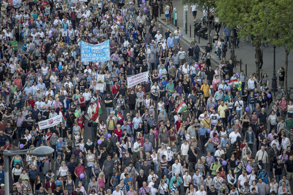 Демонстранты протестуют за демократию в Будапеште. Фото: Балаш Бели
