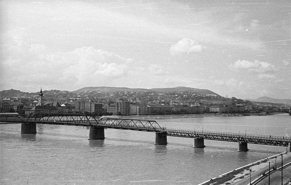 Kossuth Bridge history Budapest