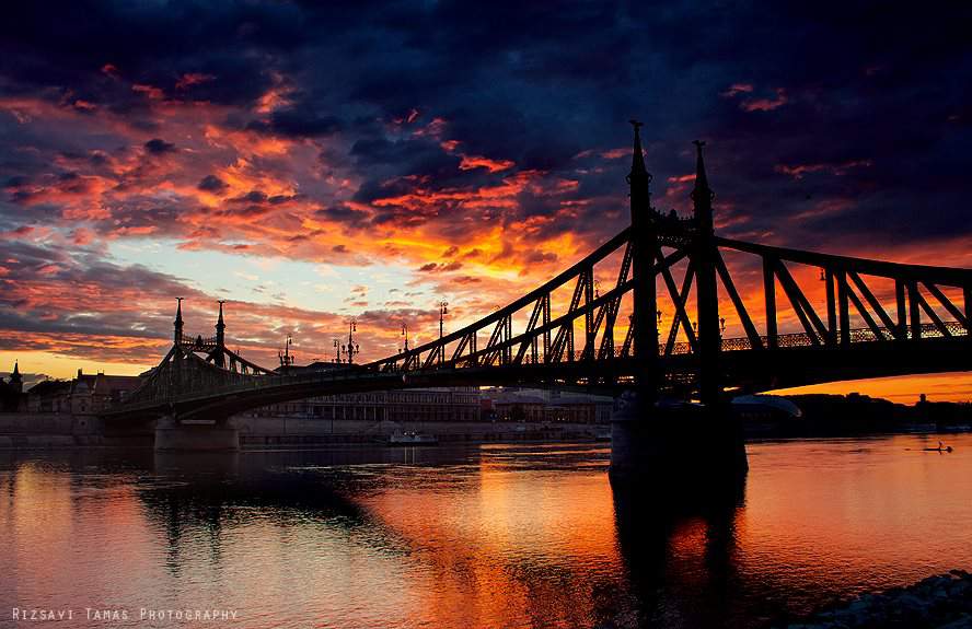 rizsavi8 budapest freiheitsbrücke sonnenuntergang wolken donau fotografie