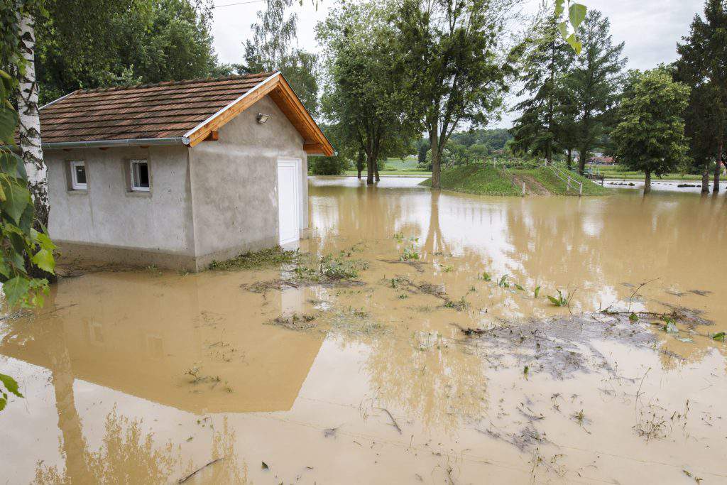 風暴、驅逐和四人死亡襲擊了匈牙利西部