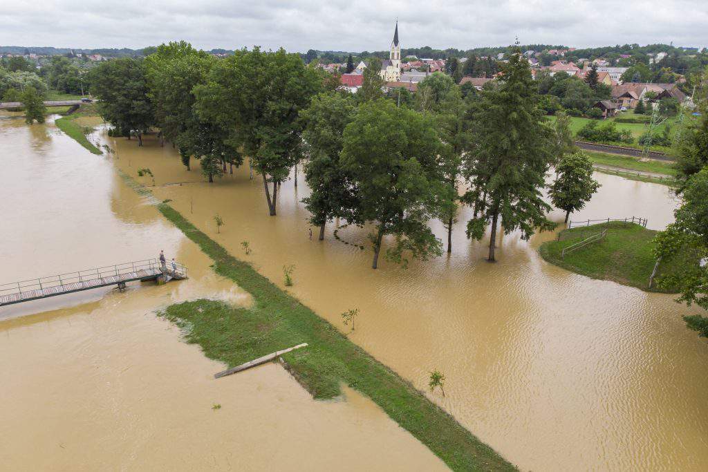 Des tempêtes, des expulsions et quatre morts frappent l'ouest de la Hongrie