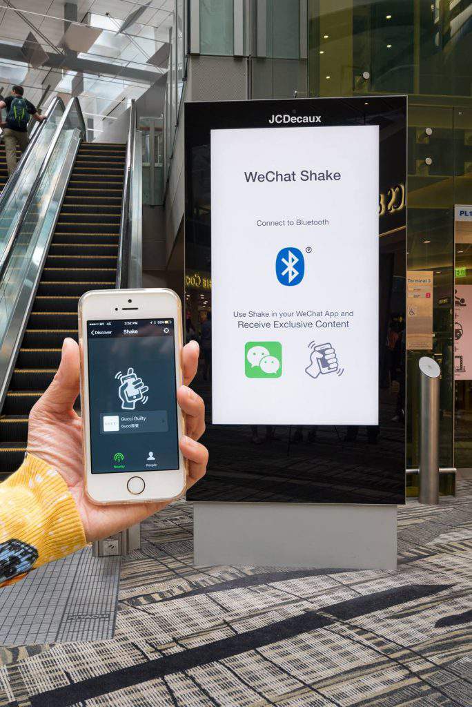 JCDecaux sign smartphone