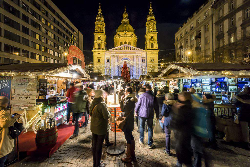 照片：布达佩斯大教堂圣诞市场