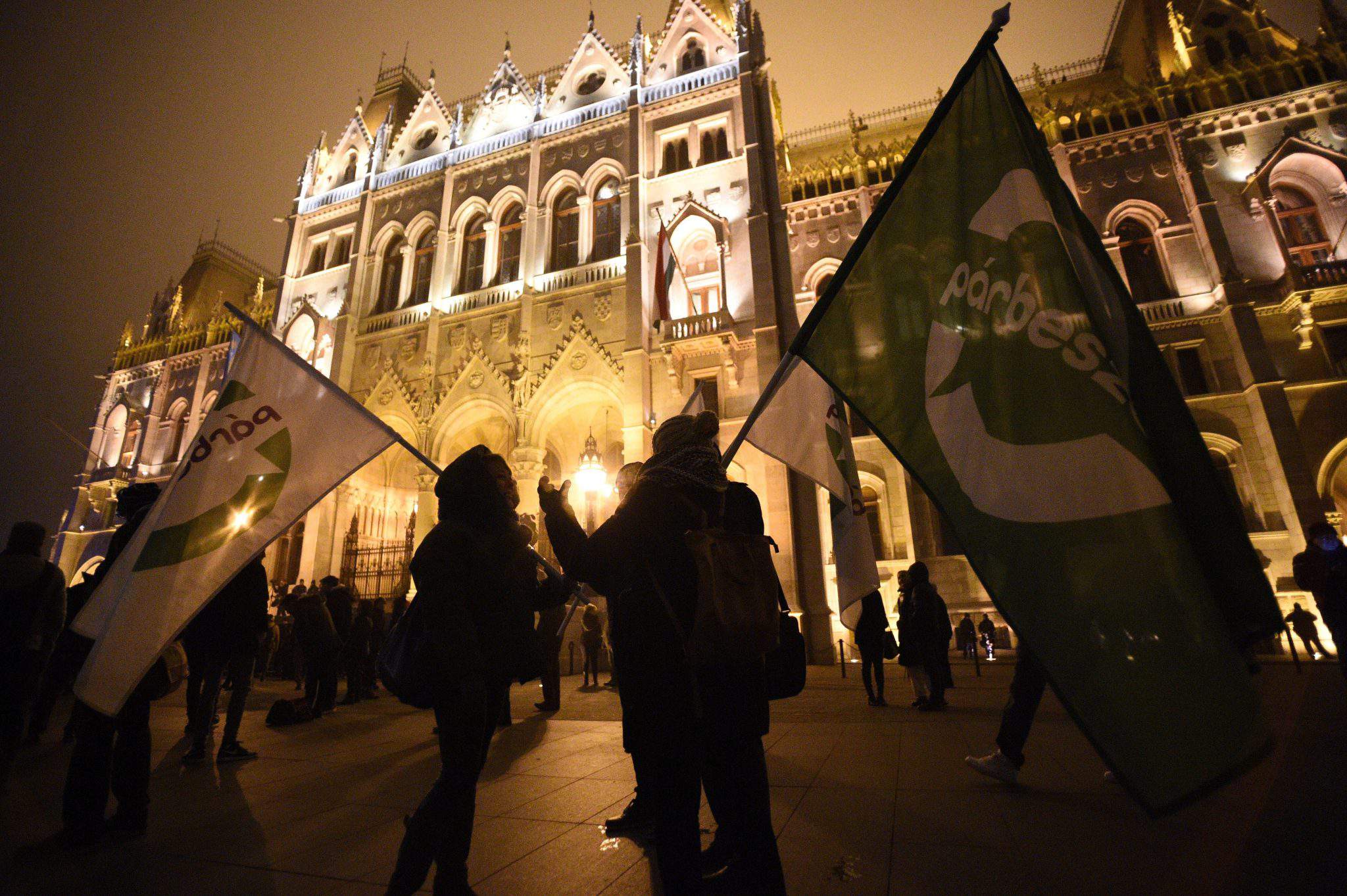हंगरी की संसद के पास प्रदर्शनकारियों और पुलिस में झड़प - तस्वीरें
