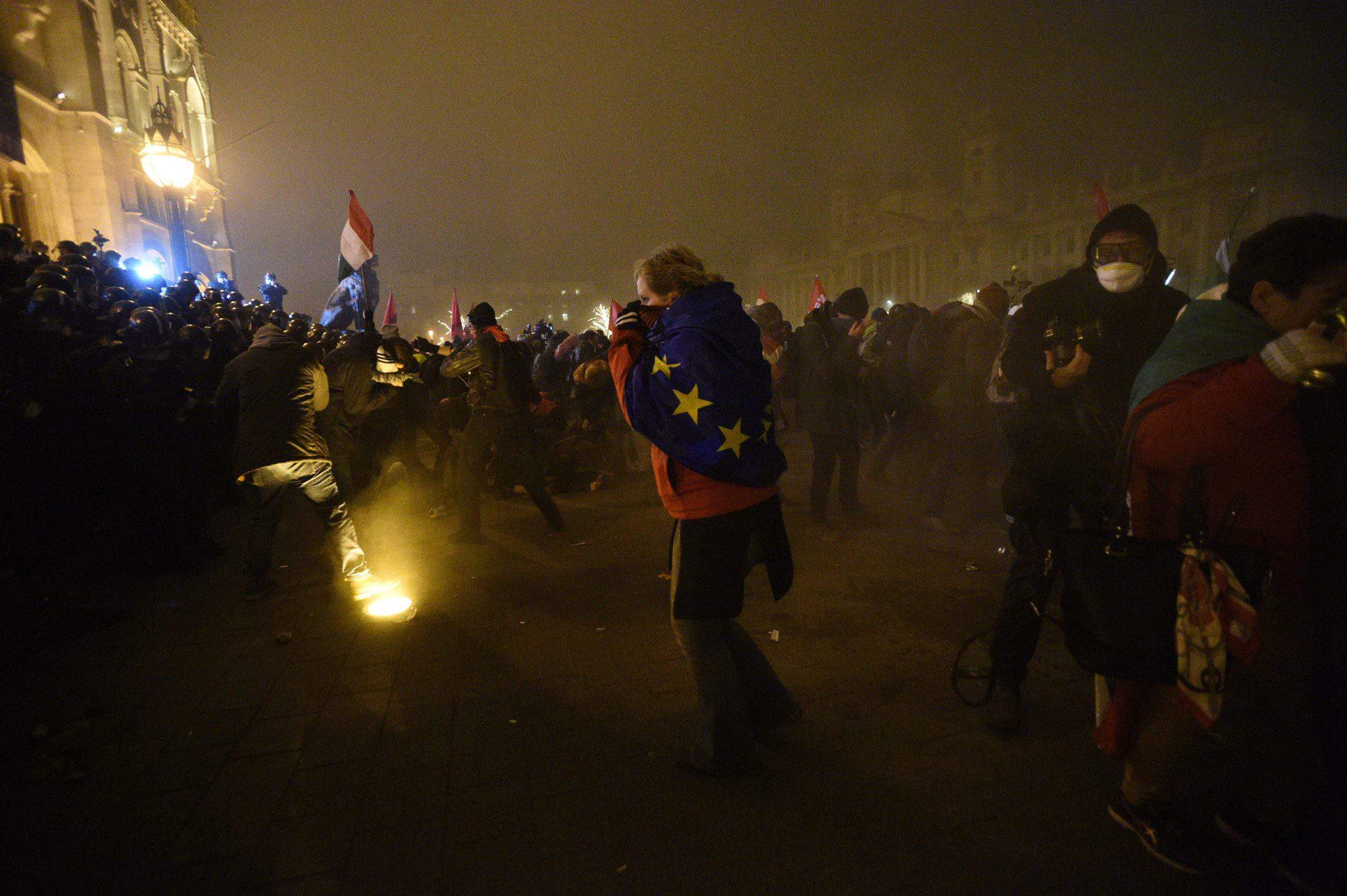 Manifestantes y policía chocan cerca del Parlamento húngaro - FOTOS