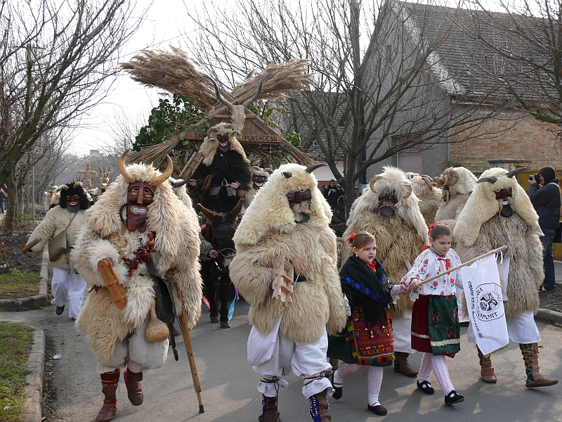 Busójárás_(Mohács),_2009-hungarian-carnival-traditions