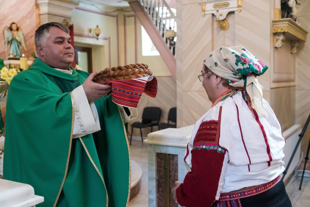 Hungarian minority ethnic group Csángós in Romania Finally Hungarian mass in the church! - PHOTOS