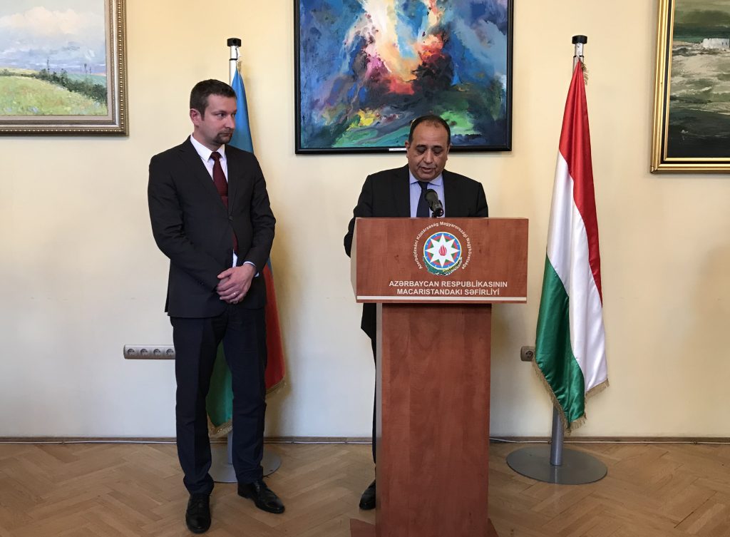 Le secrétaire d'État adjoint Baranyi s'adresse aux diplomates lors de la réception de l'ambassade d'Azerbaïdjan