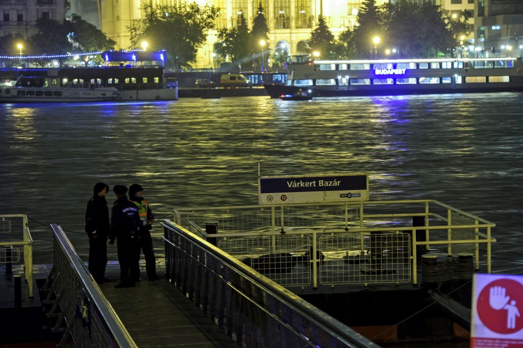 Tourist boat capsized in Budapest