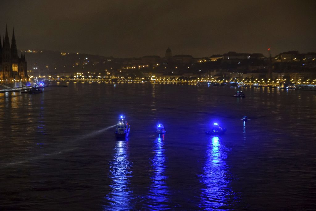 Tourist boat capsized in Budapest