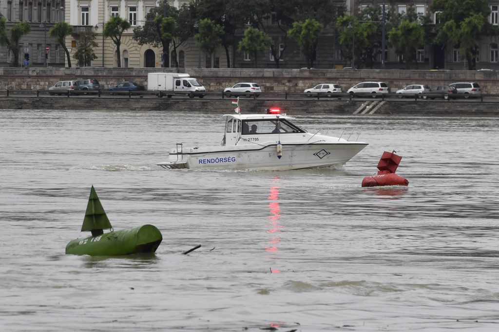 Tourist boat capsized in Budapest