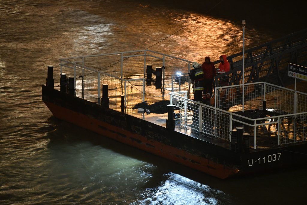 Embarcación turística volcada en Budapest, ¡al menos 3 muertos!