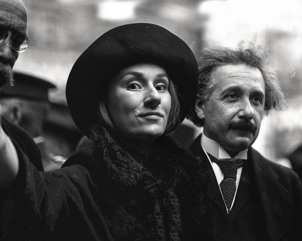 فلورا بورسي المصور الهنغاري سيلفي اينشتاين