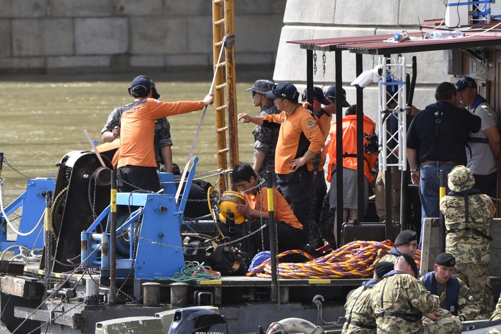انتشل الغواصون المجريون والكوريون الجنوبيون جثة أحد الضحايا