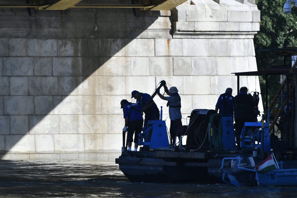 Colisión de barcos en Budapest. equipo de rescate