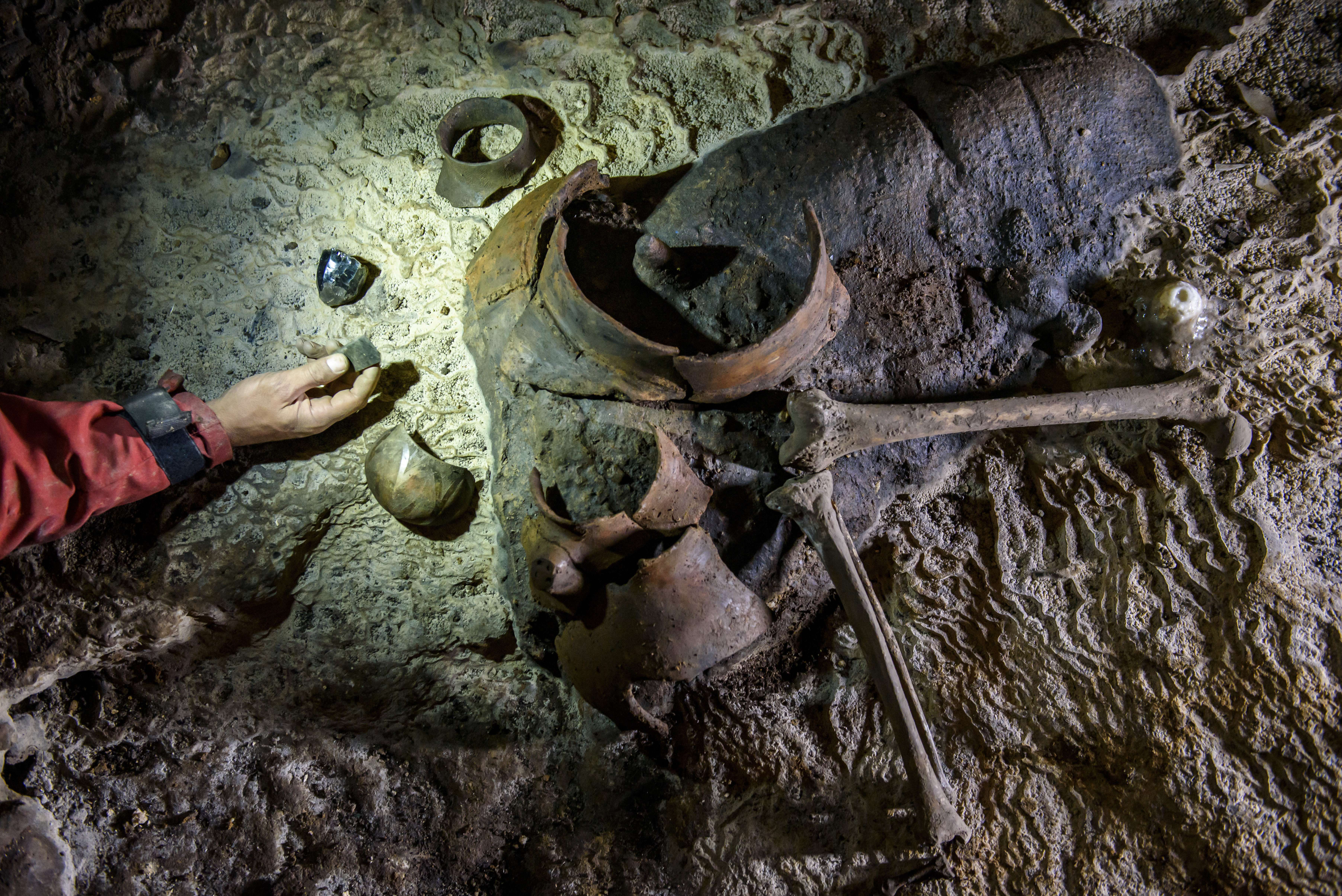 Какую вещь бекки нашли в пещере. "Археологические находки в Германии" Свен Хансен. Неолит находки археологов. Артефакт (археология).