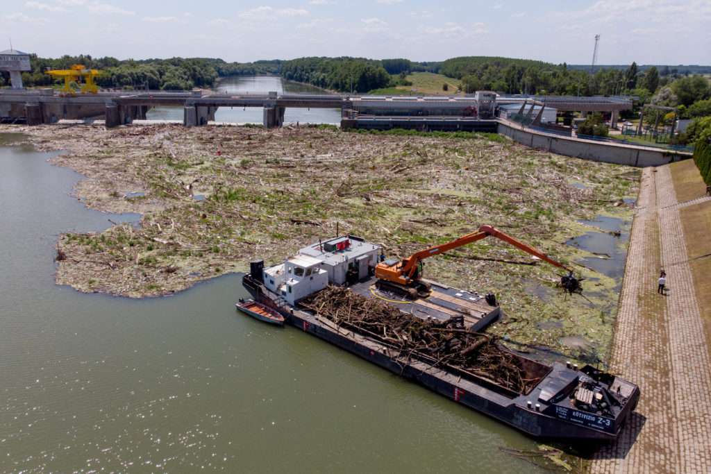 Очищення річки Тиса від 8,000 тис. тонн сміття триватиме 4 місяці