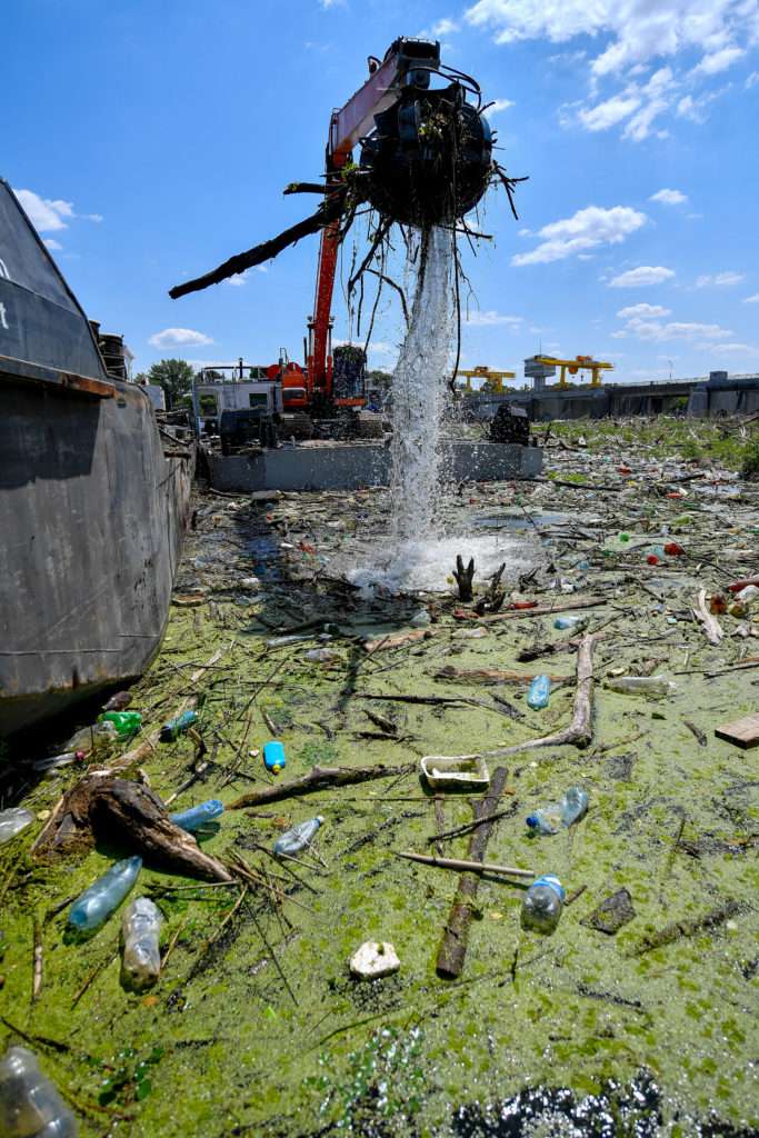 Die Beseitigung von 8,000 Tonnen Abfall aus der Theiß dauert 4 Monate