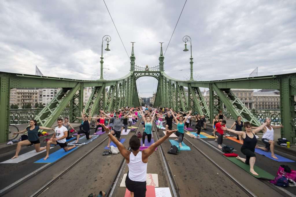 Yoga sul Ponte della Libertà