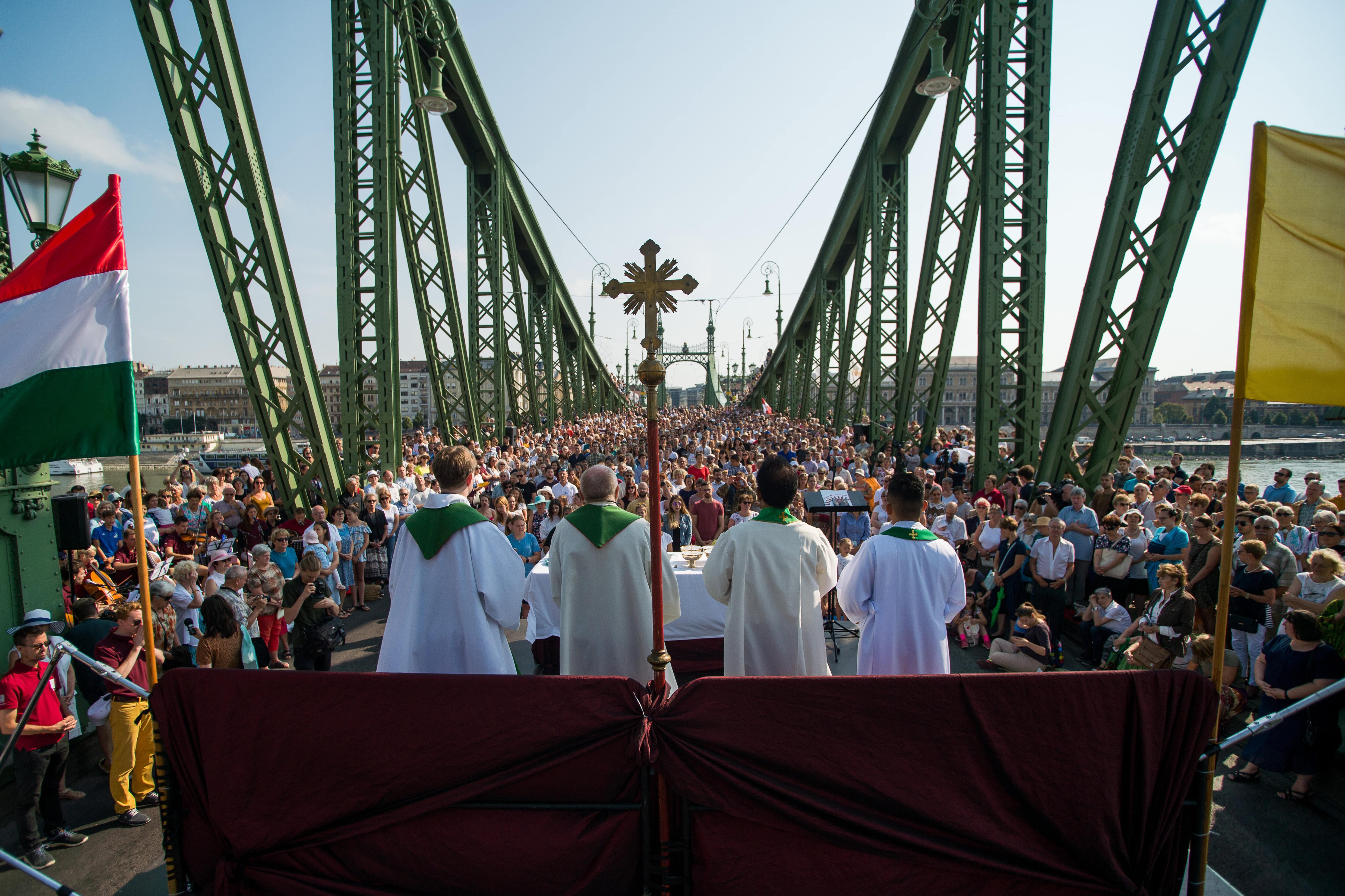 Mass was held on the Budapest's Freedom Bridge