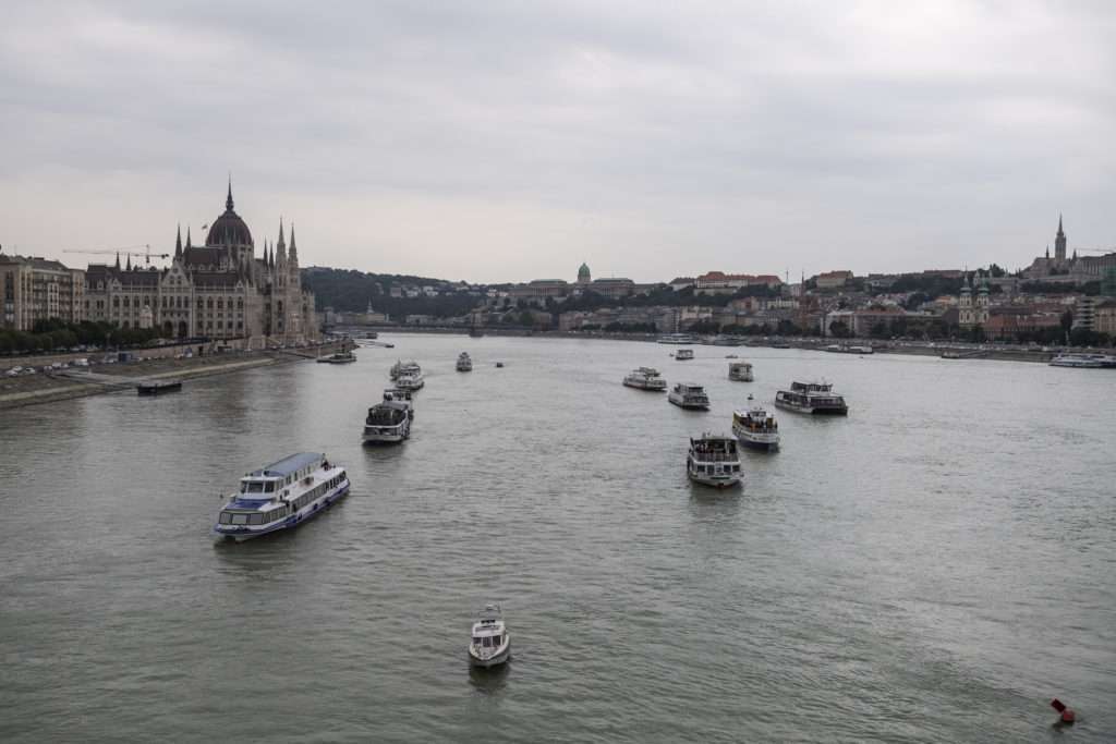 Colisión de barcos en Budapest - Acto conmemorativo celebrado en el río Danubio