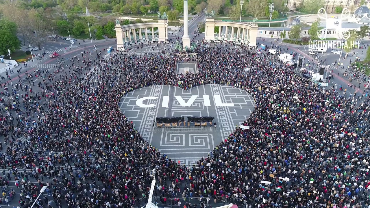 Manifestación civil - Plaza de los Héroes