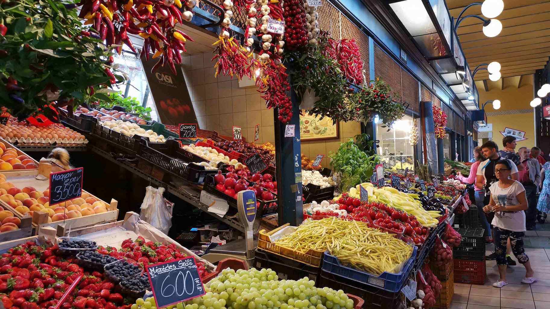 great_market_hall_budapest_fővám_tér_vegetable_trade