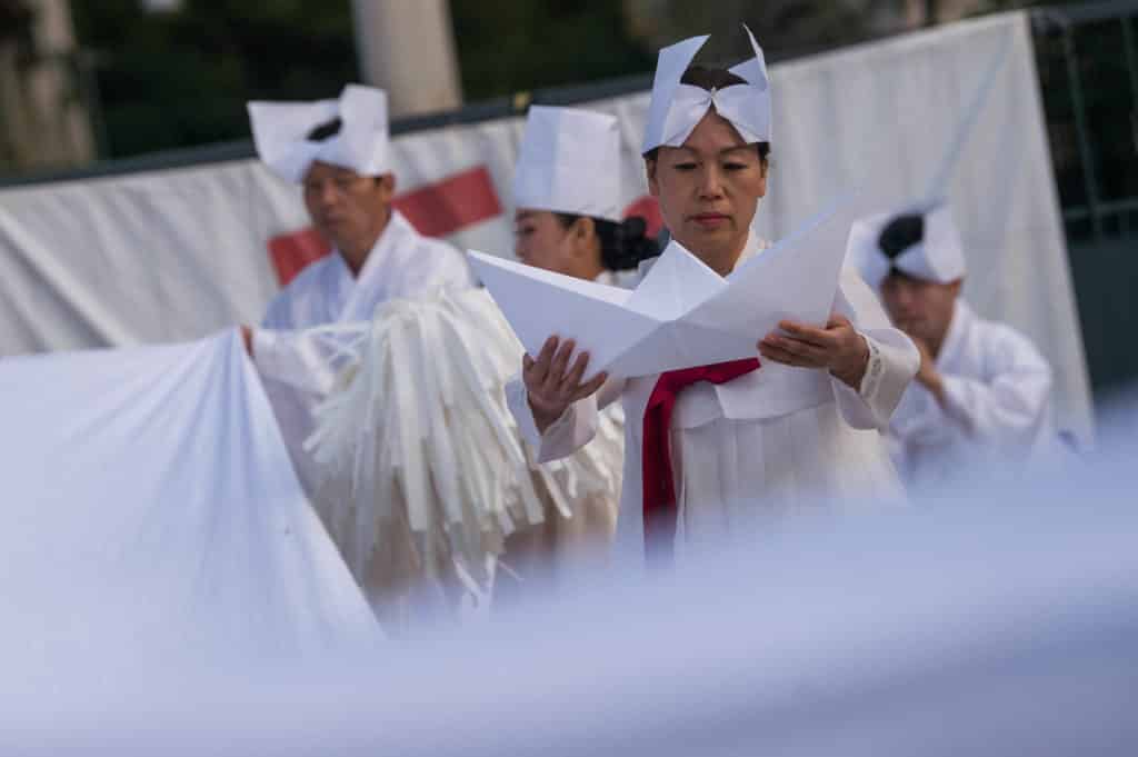 船の衝突 - 韓国の伝統的な追悼式で犠牲者を称える