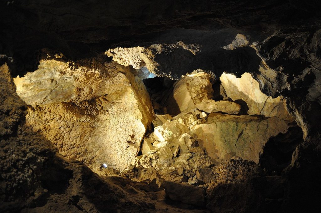 Berg Szemlő, Höhle, Ungarn