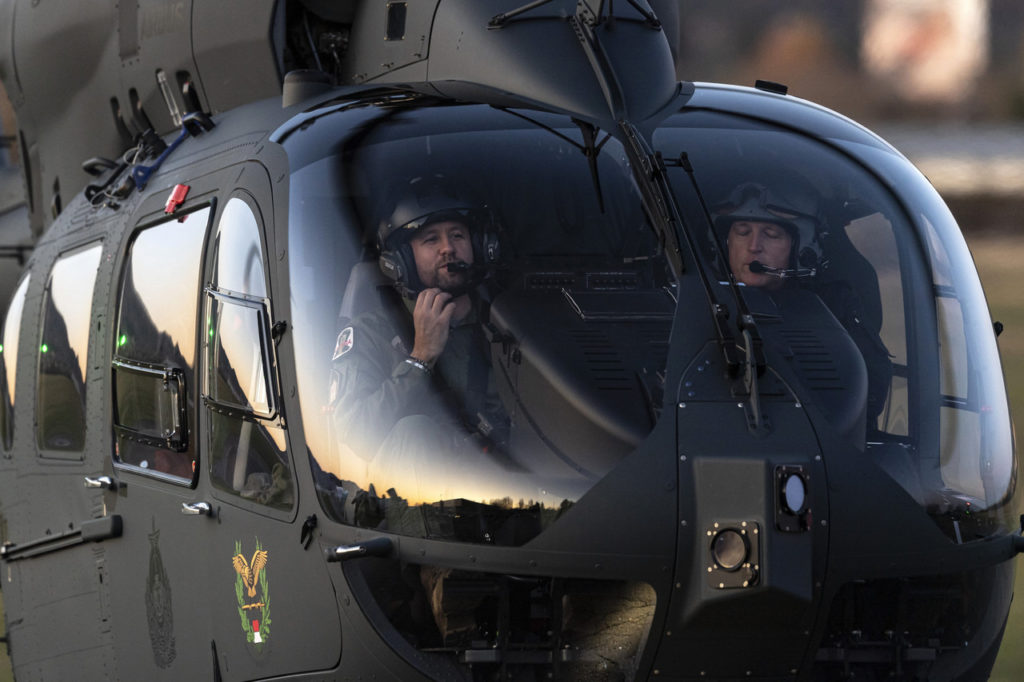 Die ersten beiden Airbus-Hubschrauber treffen in Ungarn ein