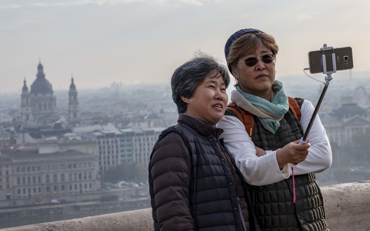 tourism_budapest_china_chinese_tourist_hungary_selfie_kató_alpár