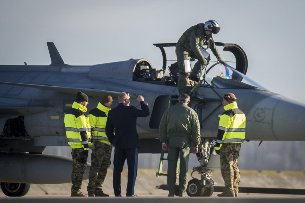 عاد اثنا عشر مقاتلاً من طراز Gripen من القوات الجوية المجرية إلى قاعدة Kecskemét الجوية