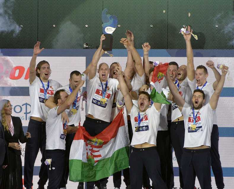 أبطال كرة الماء المجر