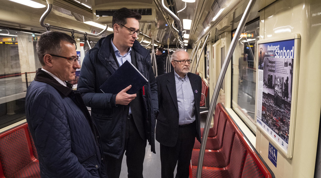 Exhibition commemorating the 1945 siege of Budapest opens in metro carriages
