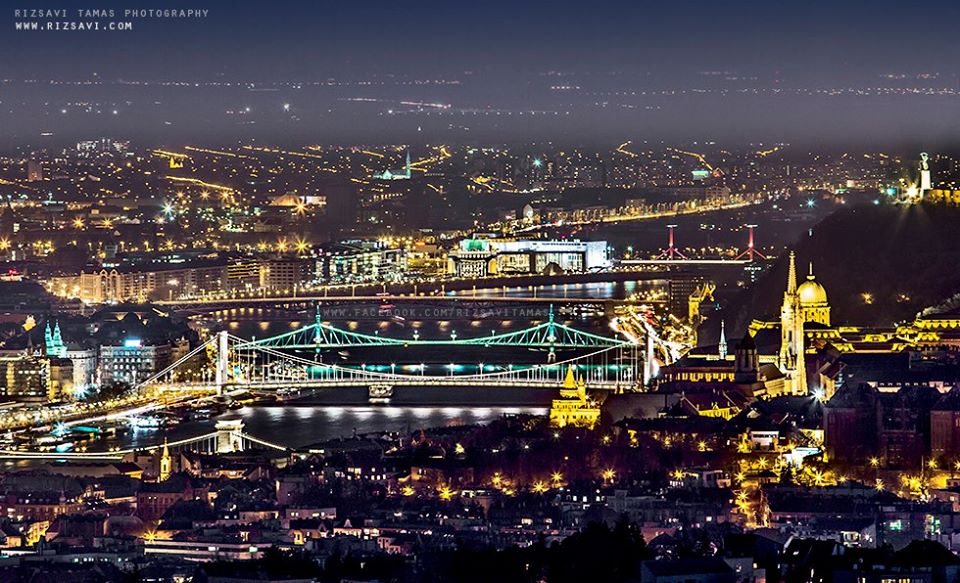 布达佩斯的桥梁在晚上