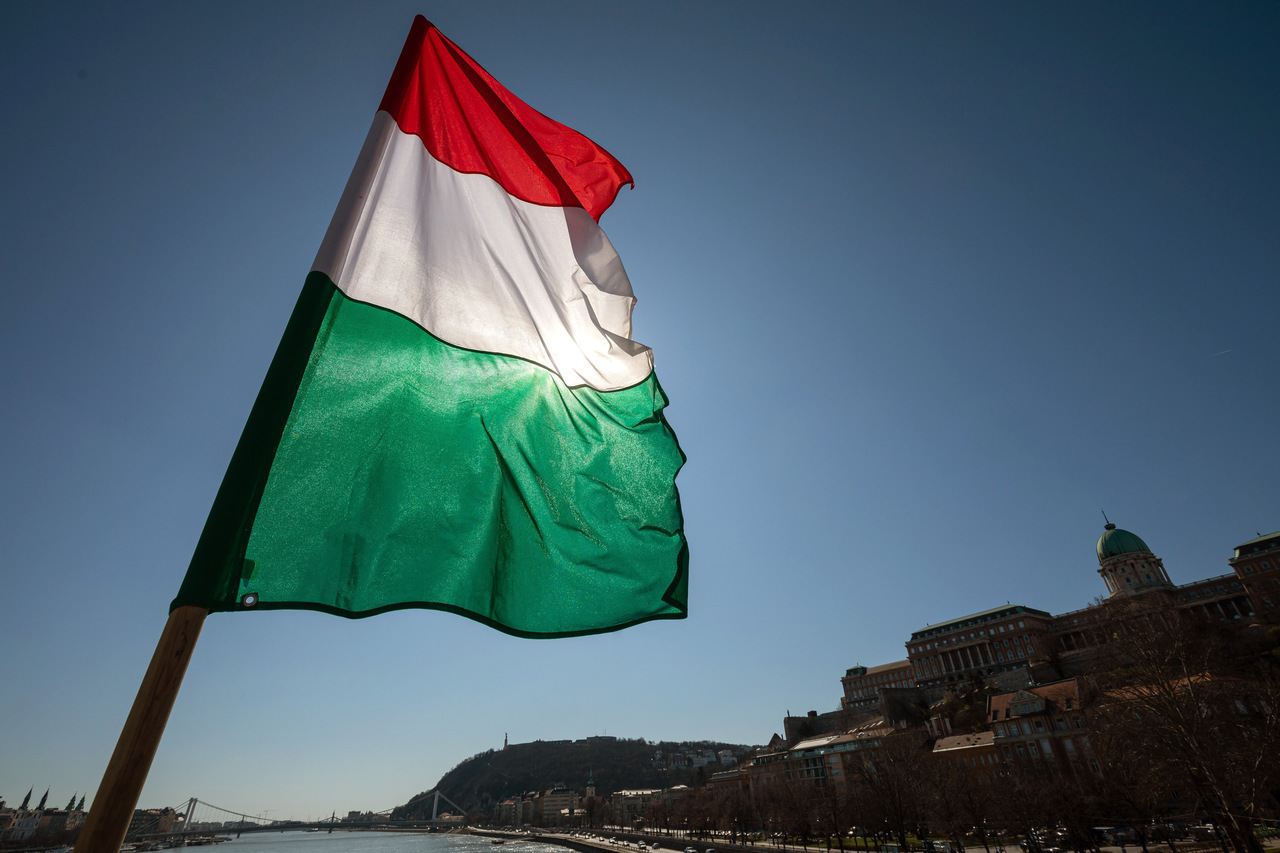 Hungary-flag-Hungarian-capital-Budapest-castle
