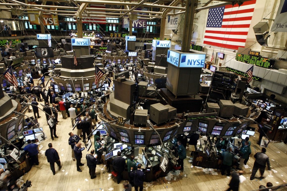 Steep sell-off accelerates on Wall Street amid coronavirus crisis