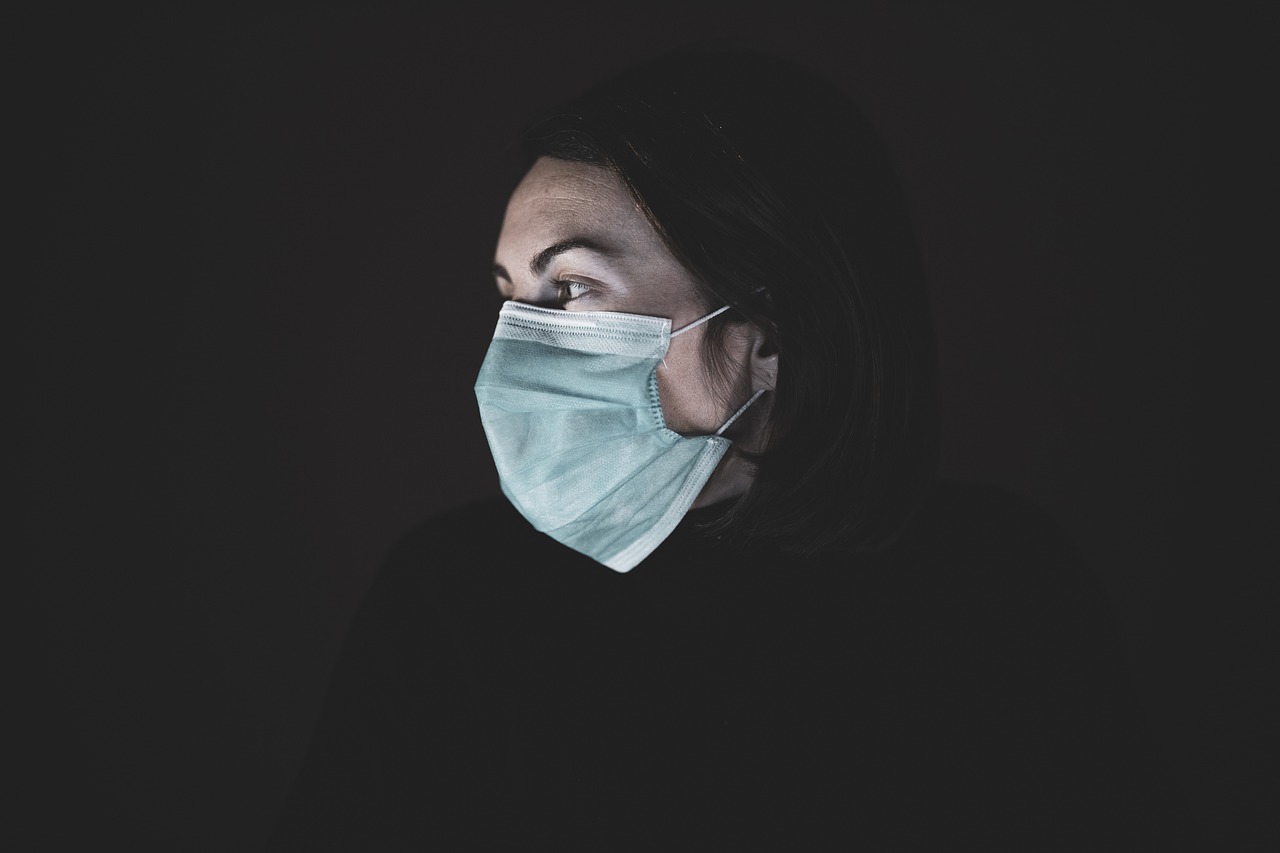 máscara de coronavirus mujer