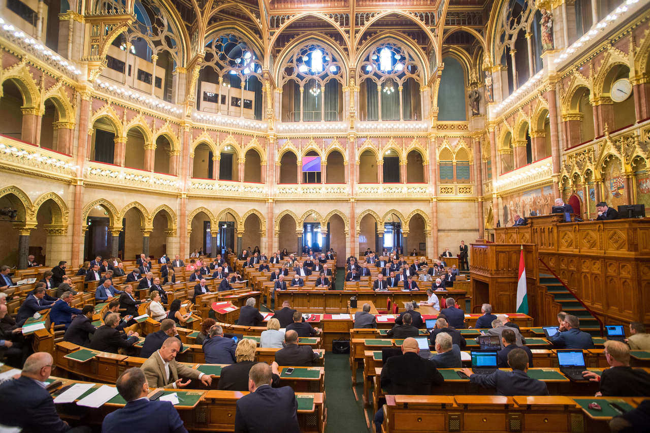 Hungarian-parliament-vote