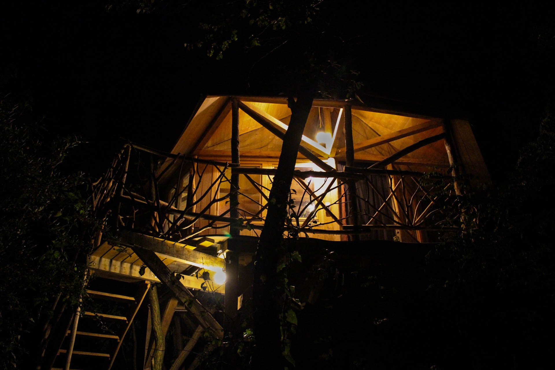 Hunza Ecolounge Faház Treehouse Éjjel at Night