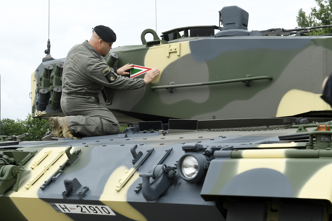 Ungarische Verteidigungskräfte Neues ungarisches Leopardenbanner