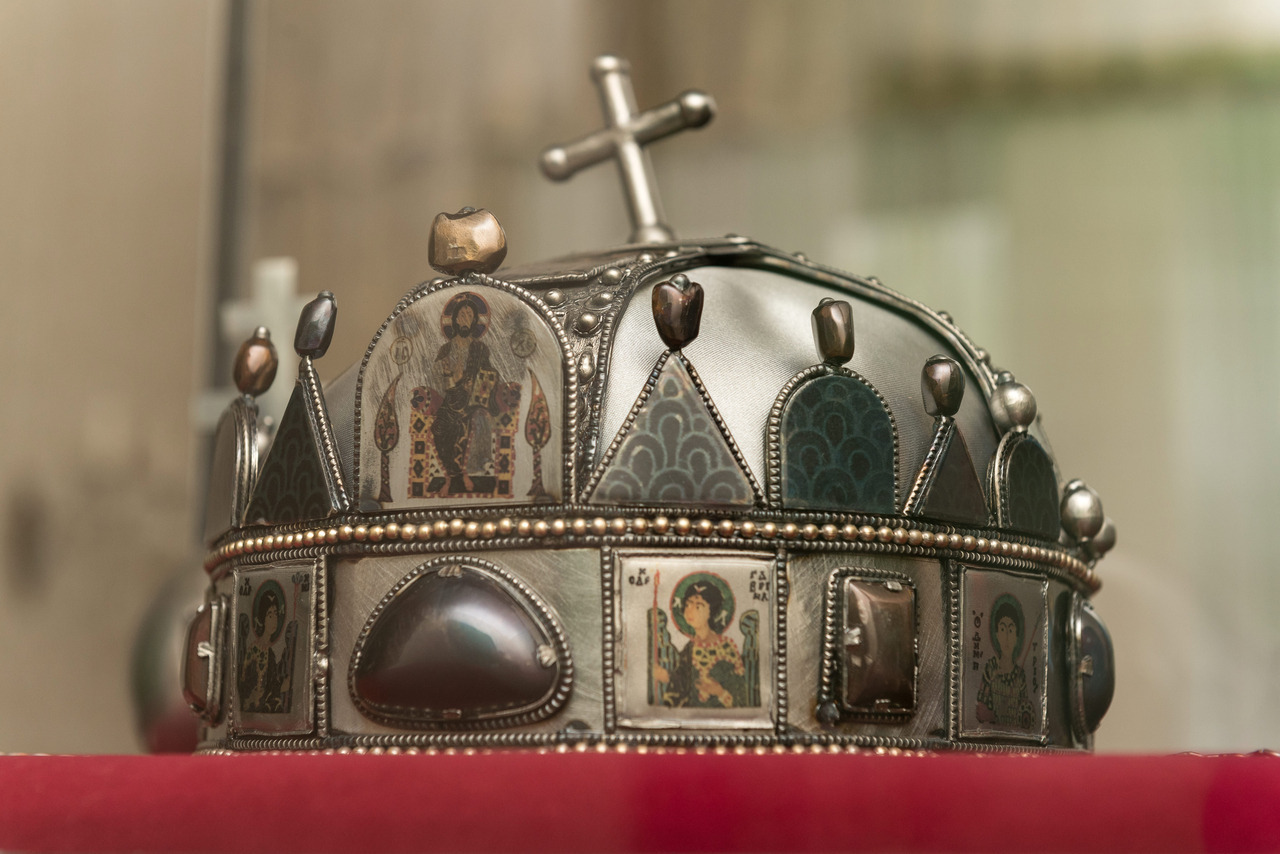Holy Crown of Hungary replica goes to Romania