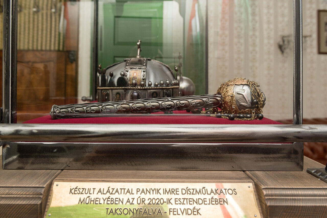 Holy Crown replica Hungary